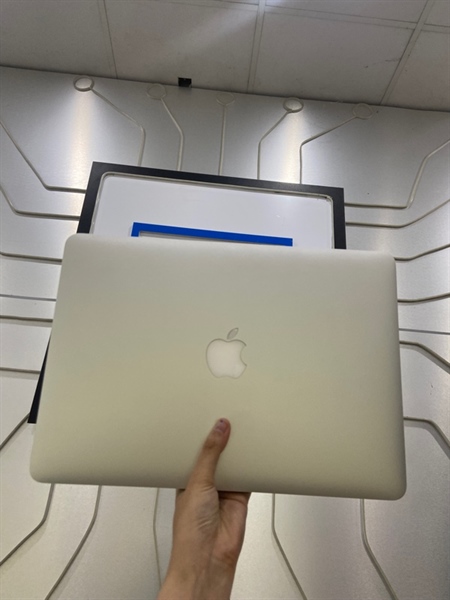 Macbook Air 2017 - i5 Ram 8/128GB - Pin sạc 5XX lần - Màu bạc - Ngoại hình: 97% - Màn ám viền đen nhẹ, 1 chấm phản quang - Kèm sạc zin