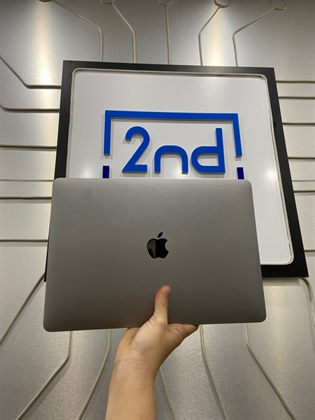 Macbook Air 2018 13 inch - i5 lõi kép - Intel UHD Graphics 617 1536MB 16GB 2133Mhz LPDDR3 - Ram 500GB - Mac OS : 14.7.5 - Pin bình thường - Màu xám - Ngoại hình: 97% - Màn viền ám xanh nhẹ - Body - Kèm sạc