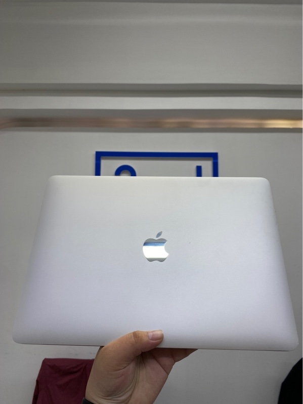 Macbook Air 2018 - Màn Retina 13 inch - 8gb ram - SSD 128gb - i5-1,6GHz - Màu bạc - Pin bình thường chu kỳ sạc 875 - Ngoại hình 97% - Màn in phím, bể bản lề màn - Kèm sạc