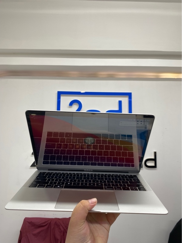 Macbook Air 2018 - Màn Retina 13 inch - 8gb ram - SSD 128gb - i5-1,6GHz - Màu bạc - Pin bình thường chu kỳ sạc 875 - Ngoại hình 97% - Màn in phím, bể bản lề màn - Kèm sạc
