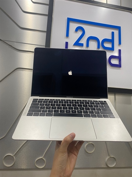 Macbook Air 2019 13 inch - i5 lõi kép - 8/128GB - Pin bình thường - Chu kì sạc 366 lần - Màu bạc - Ngoại hình: 97% - Body - Kèm sạc 1