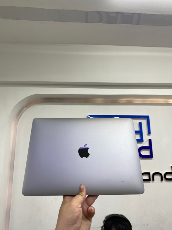 MacBook Air 2020 13 inch - intel core i3 - 8/256gb SSD - Màu bạc - Pin bình thường - Ngoại hình 97% - Cấn góc, layout phím nhật - Kèm sạc