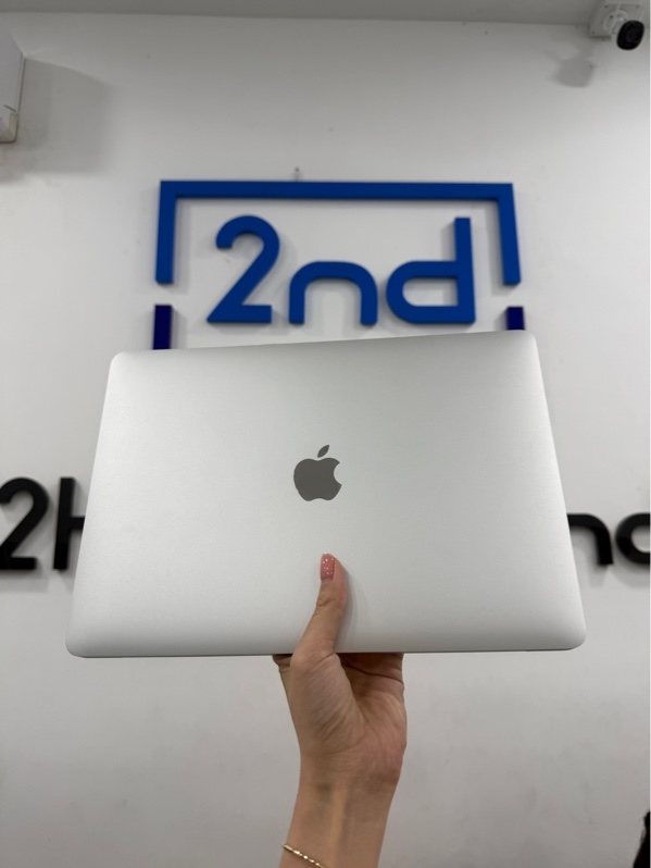 Macbook Air - chip M1 - 8/256gb - Màu bạc - Pin 95% chu kì 93 - Ngoại hình 98% - Màn hồng , phím mòn , cấn góc - Kèm sạc