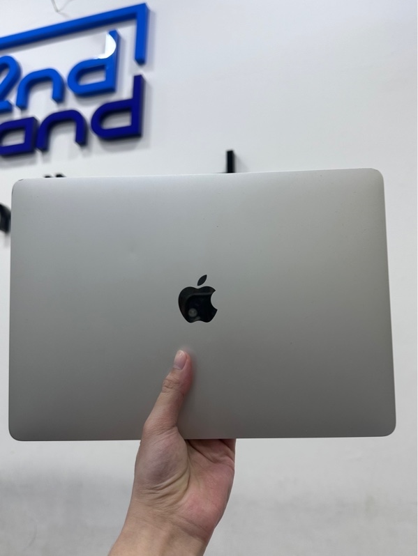 Macbook Air M1 13,3inch - Ram 8/256GB - MacOS 26.0 - Pin 81% - Màu bạc - Ngoại hình 97% - màn ám viền hồng bụi trong, máy trầy cấn - Kèm sạc