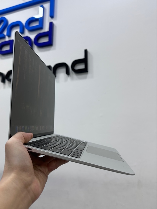 Macbook Air M1 13,3inch - Ram 8/256GB - MacOS 26.0 - Pin 81% - Màu bạc - Ngoại hình 97% - màn ám viền hồng bụi trong, máy trầy cấn - Kèm sạc
