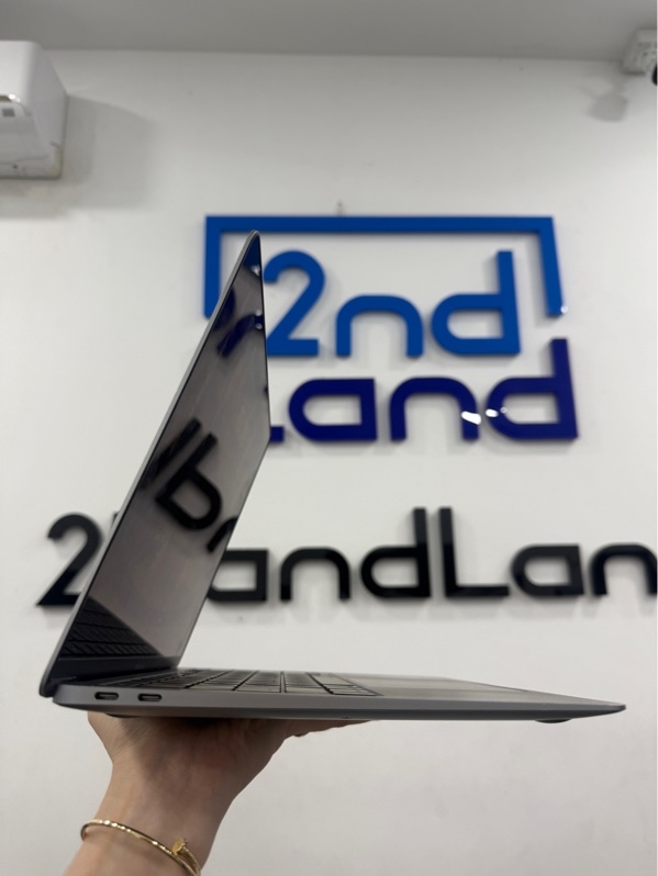 Macbook Air M1 13inch - 8/256gb - Màu bạc - Pin 83% chu kì 296 - Ngoại hình 97% - Màn hồng , phản quang , touchpad mất rung , máy trầy , cấn nhẹ - Kèm sạc