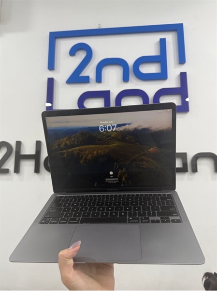 Macbook Air M1 2020 - 13.3 inch - 8/256GB - Màu xám - Pin 94% chu kì sạc 134 - Ngoại hình 97% - Màn ám hồng , trầy , cấn góc - Kèm sạc 2