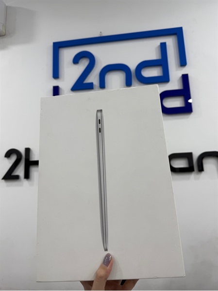 Macbook Air M1 2020 - 13.3 inch - 8/256GB - Màu xám - Pin 97% - Ngoại hình 97% - Màn ám hồng , hở sáng 2 cạnh trên dưới , màn dính keo 1 chấm , vỏ trầy , cấn 1 góc - Kèm Box , sạc