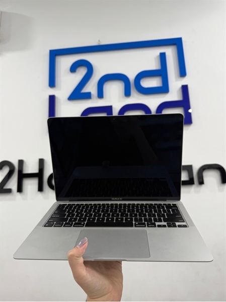 Macbook Air M1 2020 - 13.3 inch - 8/256GB - Màu xám - Pin 97% - Ngoại hình 97% - Màn ám hồng , hở sáng 2 cạnh trên dưới , màn dính keo 1 chấm , vỏ trầy , cấn 1 góc - Kèm Box , sạc 3