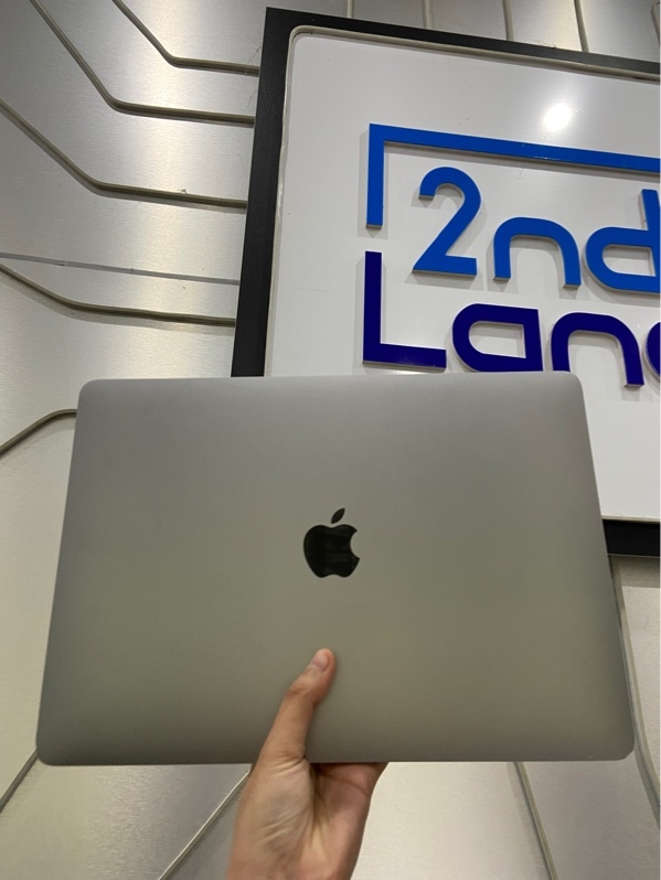 Macbook Air M1 2020 - 13.3" - Ram 8/256GB SSD - Pin bình thường - Màu xám - Ngoại hình: 98% - Màn ám trong hồng nhẹ , 1 chấm phản quang , màn trầy nhẹ - Kèm sạc