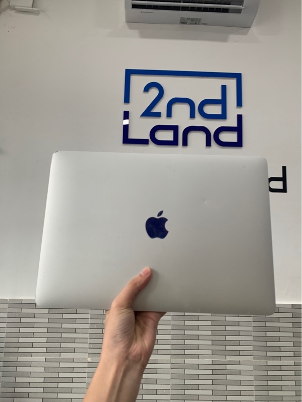 Macbook Air M1 2020 - 13 inch - 8GB/256GB - Màu bạc - Pin 90% chu kì sạc 271 lần - Ngoại hình: 97% - Màn trầy, ám hồng cấn 4 góc - Kèm sạc