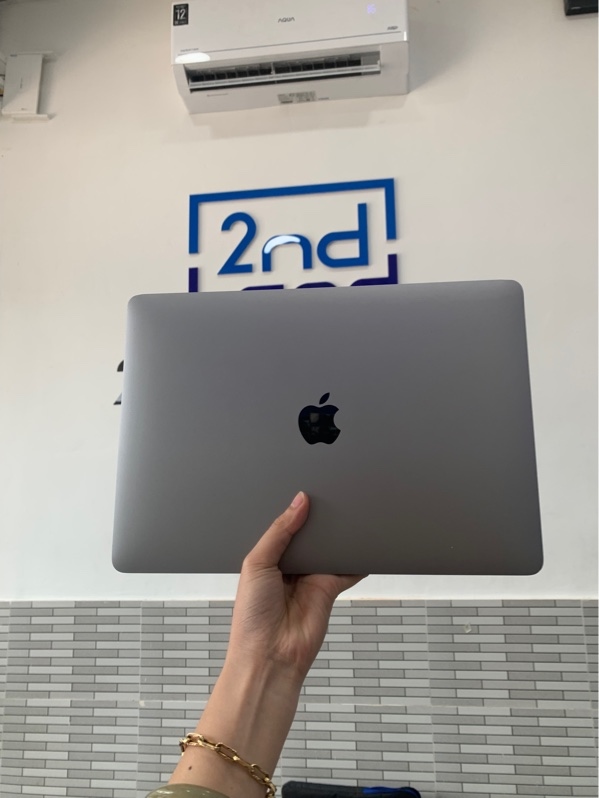 Macbook Air M1 2020 13 inch - Ram 8/256gb - Màu bạc - Pin 90% chu kì sạc 160 lần - Ngoại hình: 97% - 1 đốm phản quang - Nút Shift lún nhẹ - Kèm sạc