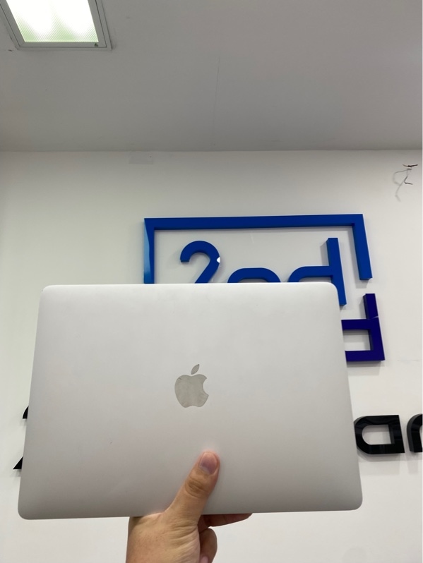 Macbook Air M1 2020 13 inch - Ram 8/256GB - Pin 85% - Chu kỳ sạc 413 - Màu bạc - Ngoại hình: 97% - màn ám hồng, phản quang - Kèm sạc