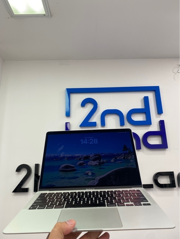 Macbook Air M1 2020 13 inch - Ram 8/256GB - Pin 85% - Chu kỳ sạc 413 - Màu bạc - Ngoại hình: 97% - màn ám hồng, phản quang - Kèm sạc