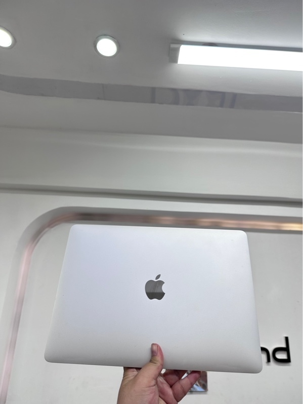 Macbook Air M1 2020 13inch - 8/256gb - Màu bạc - Pin 85% - Ngoại hình 98% - màn in phím, ám hồng viền nhẹ - Kèm sạc
