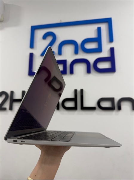 Macbook Air M1 2020 - 16/256GB - Màu bạc - Pin 82% - Ngoại hình 98% - Màn vàng viền nhẹ , lờn nút command - Kèm sạc 1