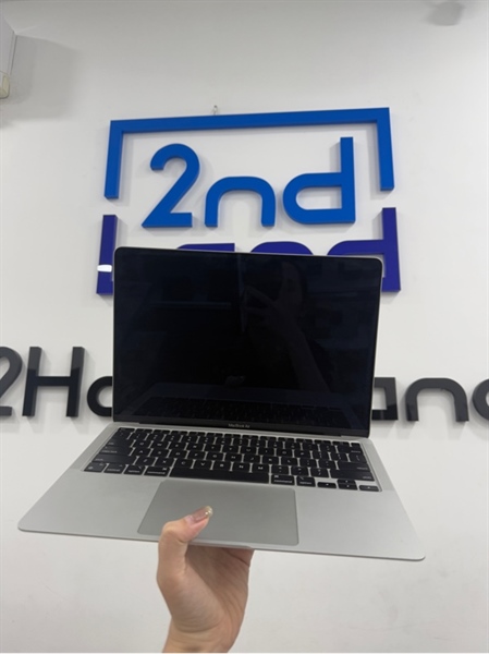 Macbook Air M1 2020 - 16/256GB - Màu bạc - Pin 82% - Ngoại hình 98% - Màn vàng viền nhẹ , lờn nút command - Kèm sạc 2