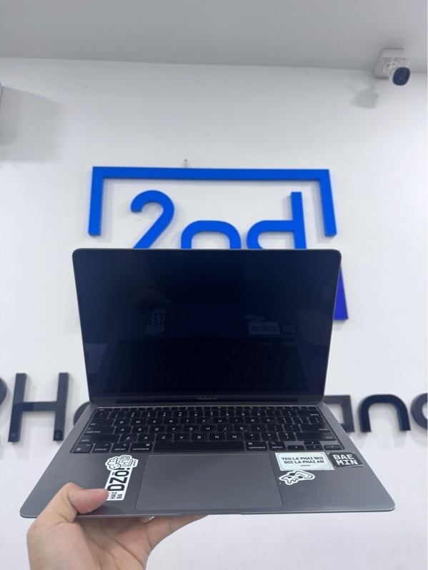 Macbook Air M1 2020 - 8/256gb - Màu xám - Pin 82%, chu kỳ 552 - Ngoại hình 97% -trầy cấn, hằng dấu sticker, màn ám hồng - Kèm sạc