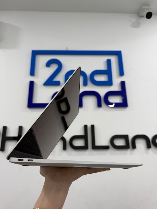 Macbook Air M1 2020 - Apple M1 - 8/256GB - Màu bạc - Pin bình thường 81% 478 chu kì sạc - Ngoại hình 98% - Màn ám xanh , cấn nhẹ 1 góc , màn bụi trong nhiều - Kèm sạc