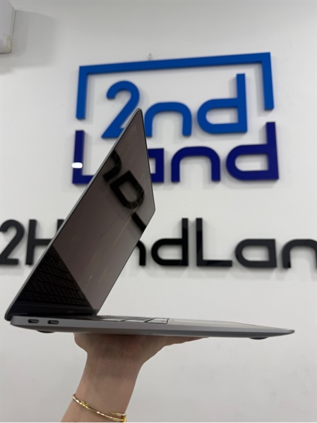 Macbook Air M1 2020 - Apple M1 - 8/256GB - Màu xám - Pin bình thường 92% chu kỳ sạc 133 - Ngoại hình 98% - Trầy 1 đường dài giữa màn - Kèm sạc 1