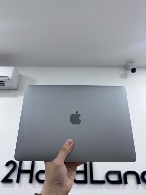 Macbook Air M1 2020 - chip M1 - 8/256Gb - Màu bạc - Pin 91%, chu kỳ sạc 130 - Ngoại hình 97% - Mặt A trầy xước, đáy xước, viền trầy cấn, viền màn dưới bể, cao su viền tróc, màn hở sáng nhẹ - Kèm sạc