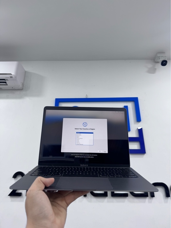 Macbook Air M1 2020 - chip M1 - 8/256Gb - Màu bạc - Pin 91%, chu kỳ sạc 130 - Ngoại hình 97% - Mặt A trầy xước, đáy xước, viền trầy cấn, viền màn dưới bể, cao su viền tróc, màn hở sáng nhẹ - Kèm sạc