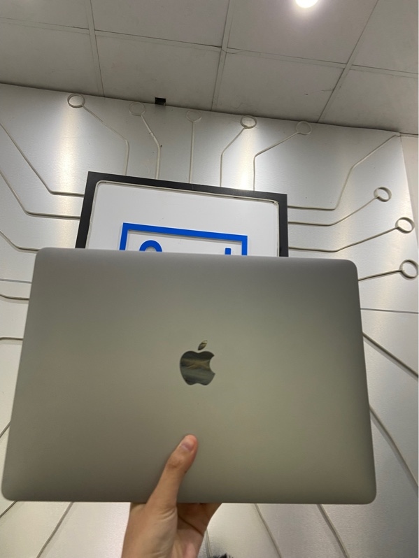 Macbook Air M1 2020 - Ram 8/256GB - Pin 92% - Chu kỳ sạc 145 lần - Màu xám - Ngoại hình: 97% - Màn ám hồng nhẹ - Kèm sạc