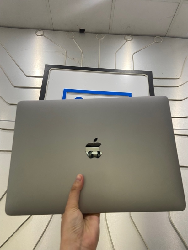 Macbook Air M1 2020 - Ram 8/256GB - Pin 98% - Chu kỳ sạc 55 - Màu xám - Ngoại hình: 97% - Màn ám hồng nhẹ - Kèm sạc