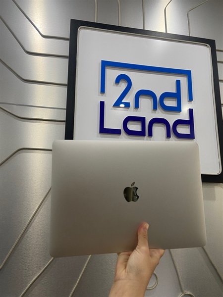 Macbook Air M1 2020 - Ram 8/256GB SSD - Màu bạc - Pin 82% - Ngoại hình: 97% - Cấn góc sườn, nứt khung màn, màn in phím với bụi trong nhiều - Body - Kèm sạc