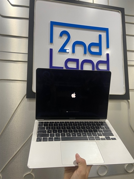 Macbook Air M1 2020 - Ram 8/256GB SSD - Màu bạc - Pin 82% - Ngoại hình: 97% - Cấn góc sườn, nứt khung màn, màn in phím với bụi trong nhiều - Body - Kèm sạc 1