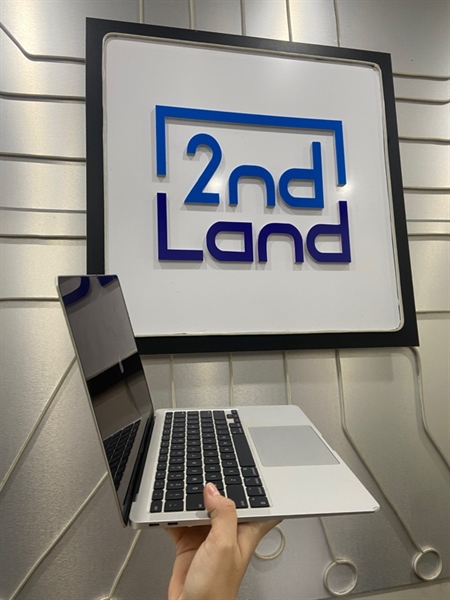 Macbook Air M1 2020 - Ram 8/256GB SSD - Màu bạc - Pin 82% - Ngoại hình: 97% - Cấn góc sườn, nứt khung màn, màn in phím với bụi trong nhiều - Body - Kèm sạc 2