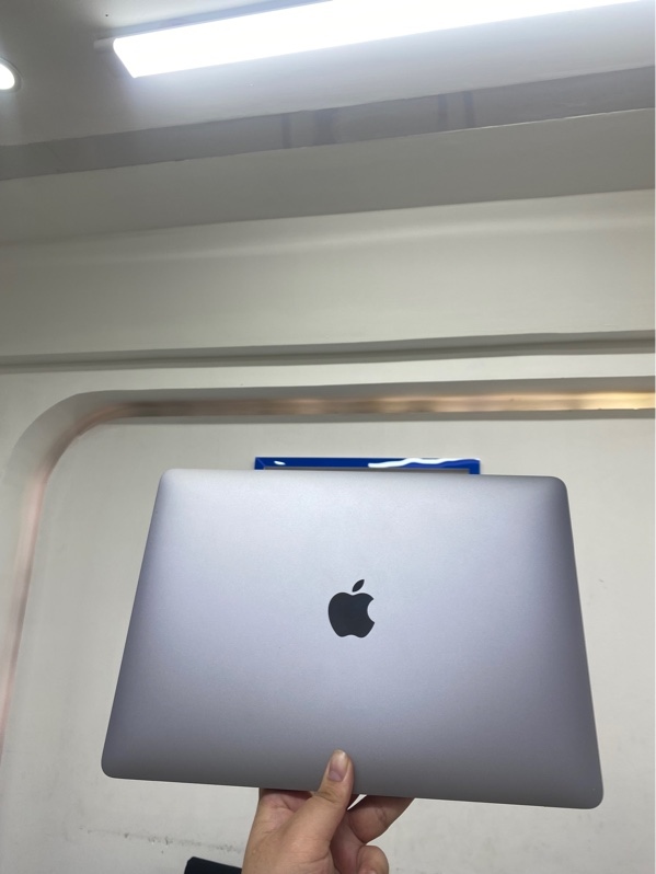 Macbook air m1 - 8/256 - Màu xám - Pin 84% chu kỳ sạc 499 - Ngoại hình 98.5% - Màn ám hồng nhẹ - Kèm sạc