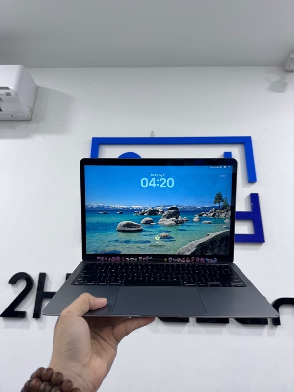 Macbook Air M1 - 8/256Gb - Màu bạc - Pin 83% chu kỳ 435 - Ngoại hình 97% - Trầy cấn nhẹ, màn ám hồng - Kèm sạc