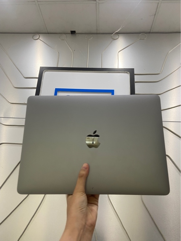 Macbook Air M1 - Ram 8/256GB - Pin 87% - Chu kì sạc 170 lần - Màu xám - Ngoại hình: 97% - Màn 2 điểm dead pixel đã thay màn - Kèm sạc hở dây