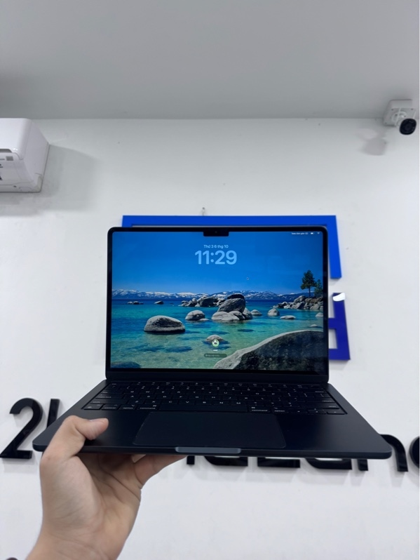 Macbook Air M2 - 13.6 inch - Apple M2 - 16/256Gb - macOS 26.5.2 - Màu midnight - Pin 99% - Ngoại hình 98% - Xước nhẹ, màn có 1 đốm chết pixel nhỏ - Kèm sạc