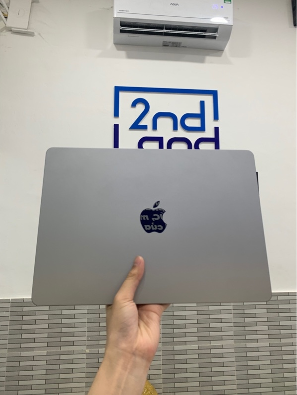 Macbook Air M2 - 13 inch - Ram 8gb/ssd 256gb - Màu xám - Pin 100% chu kì sạc 95 lần - Ngoại hình: 98% - Fullbox
