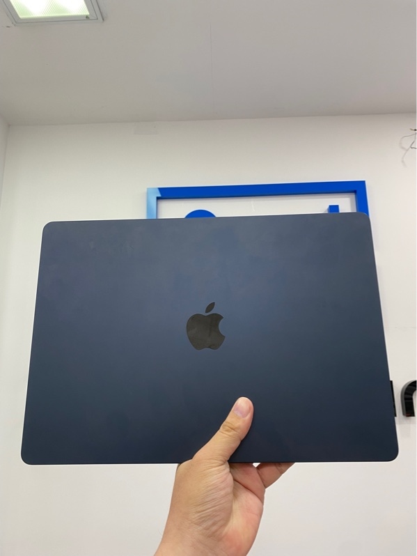Macbook Air M2 15inch 2023 - Ram 8/512GB - Pin: 100% - Chu kỳ sạc 32 - Màu xanh - Ngoại hình: 98% - Kèm sạc