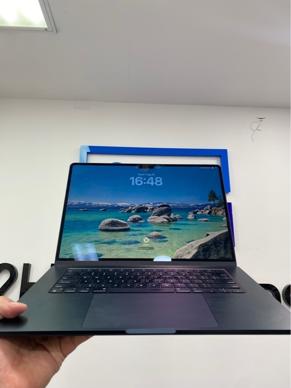 Macbook Air M2 15inch 2023 - Ram 8/512GB - Pin: 100% - Chu kỳ sạc 32 - Màu xanh - Ngoại hình: 98% - Kèm sạc