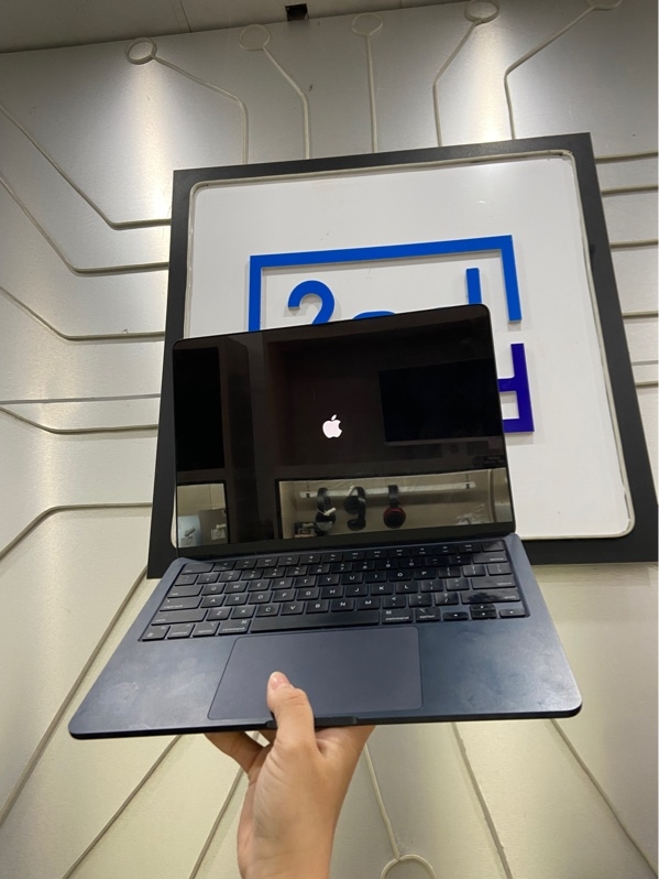 Macbook Air M2 2022 - 13,6 inch - Ram 8/256GB - Pin 88% - Chu kỳ sạc 120 lần - Màu xanh - Ngoại hình: 97% - màn trầy vết giữa - Kèm sạc