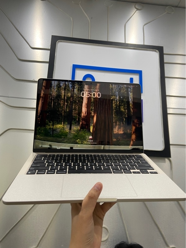 Macbook Air M2 - 2022 - 13.6" - Ram 16/256GB SSD - Pin 100% - Chu Kì sạc 3 lần - Màu kem - Ngoại hình: 99% - Dán full bảo vệ máy - FullBox - Còn bảo hành hãng T1/2027