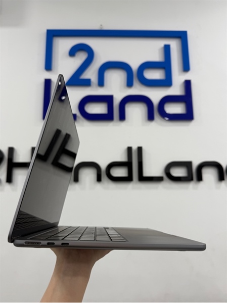 Macbook Air M2 2022 - Apple M2 - 8/256GB - Màu bạc - Pin bình thường 84% chu kỳ sạc 418 - Ngoại hình 97% - Màn ám hồng nhẹ , màn trầy , cấn góc , 4 đế cao su mòn - Kèm sạc 1