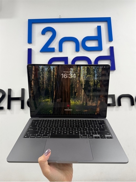 Macbook Air M2 2022 - Apple M2 - 8/256GB - Màu bạc - Pin bình thường 84% chu kỳ sạc 418 - Ngoại hình 97% - Màn ám hồng nhẹ , màn trầy , cấn góc , 4 đế cao su mòn - Kèm sạc 2