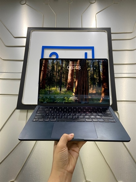 Macbook Air M2 2022 - Chip Apple M2 - Ram 16/256GB - Mac OS 15.6.1 - Pin tốt - Chu kì sạc 82 lần - Màu xanh - Ngoại hình: 98% - Bụi trong màn - Body - Kèm sạc 2