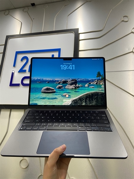 Macbook Air M2 2022 - Mac OS 26 - Chip Apple M2 - Ram 16/256GB - Pin 100% - Chu kì sạc 20 lần - Màu xanh - Ngoại hình: 98% - Dán màn + viền + lưng - Kèm sạc - Còn bảo hành đến 07/09/2026 1