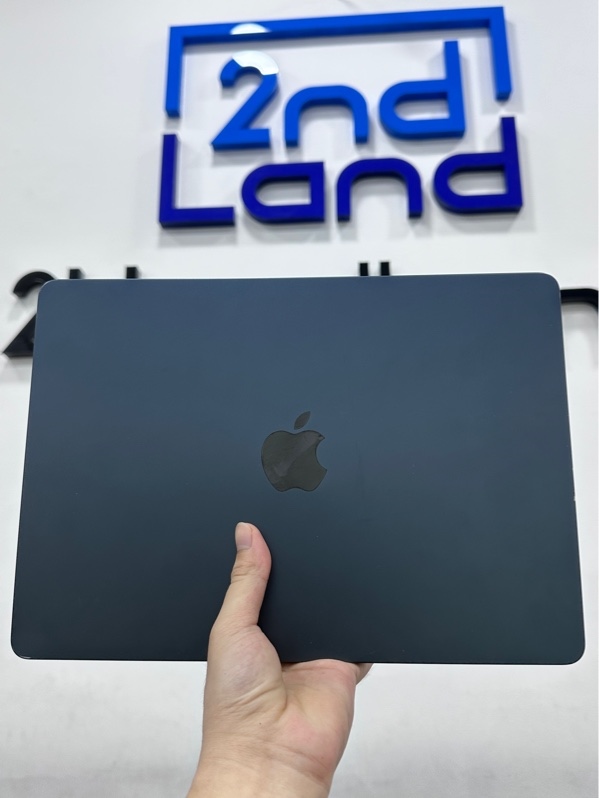 Macbook Air M3 - Ram 8/256GB - Pin 91% (chu kỳ 276 lần) - Màu xanh - Ngoại hình 97% - Màn có vết bầm đen mờ nhẹ khó thấy, mép màn cấn vênh - Kèm sạc