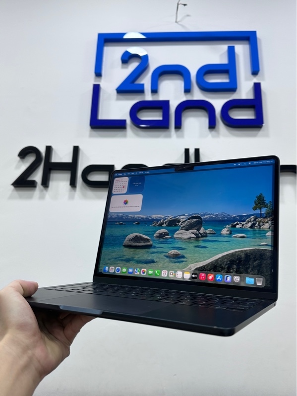 Macbook Air M3 - Ram 8/256GB - Pin 91% (chu kỳ 276 lần) - Màu xanh - Ngoại hình 97% - Màn có vết bầm đen mờ nhẹ khó thấy, mép màn cấn vênh - Kèm sạc