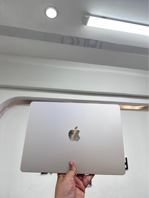 Macbook Air M4 13 inch 2025 - Chip m4 - 16/256gb - Màu vàng kem - Pin 100% - Ngoại hình 97,5% - cấn góc nhẹ, màn ám hồng nhẹ - Kèm sạc