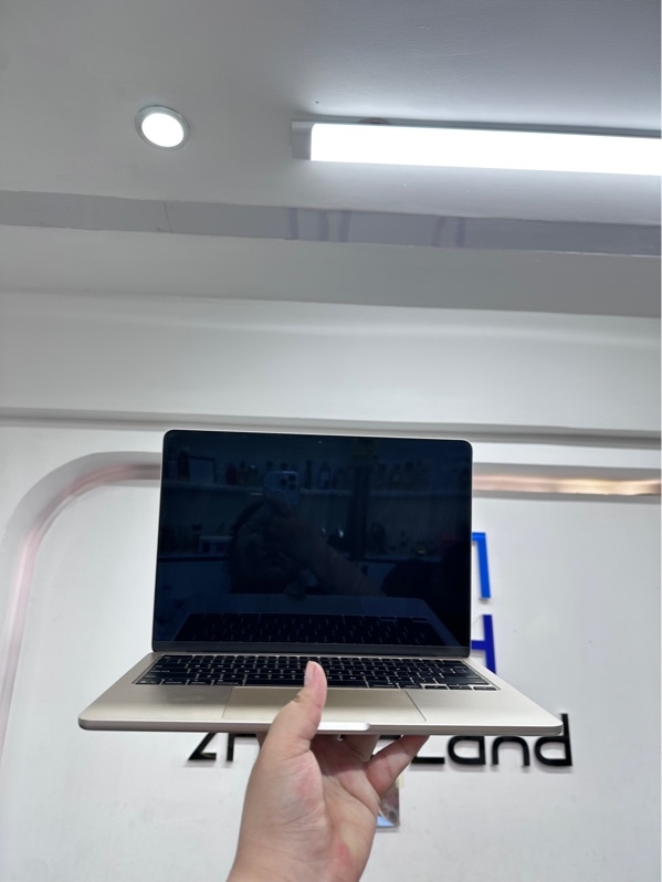 Macbook Air M4 13 inch 2025 - Chip m4 - 16/256gb - Màu vàng kem - Pin 100% - Ngoại hình 97,5% - cấn góc nhẹ, màn ám hồng nhẹ - Kèm sạc