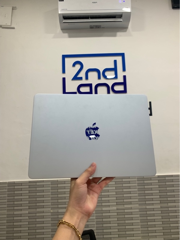 Macbook air M4 13 inch 2025 - Ram 16/256gb - Màu xanh - Pin 100% - Ngoại hình: 96% - Cấn góc - Fullbox