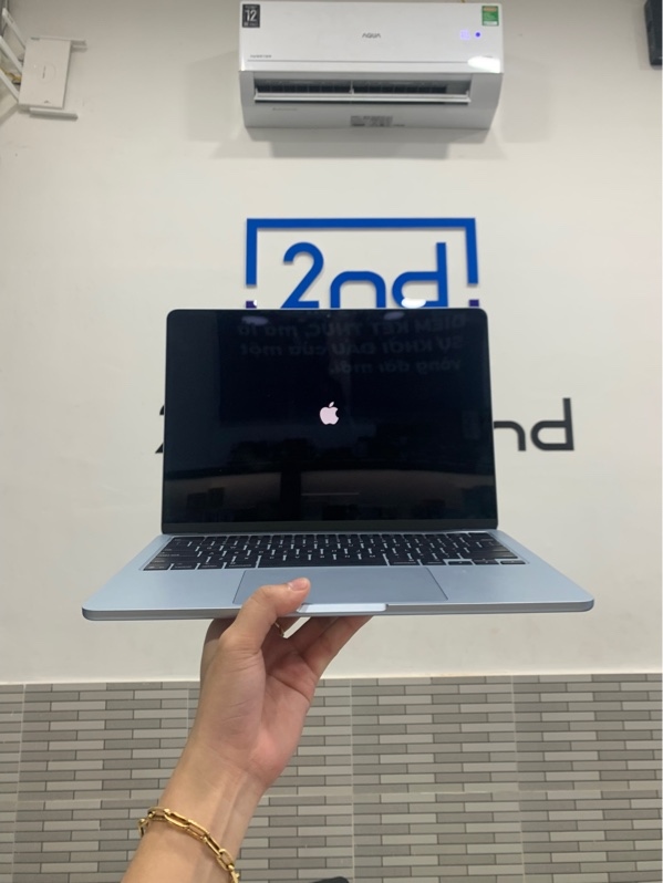 Macbook air M4 13 inch 2025 - Ram 16/256gb - Màu xanh - Pin 100% - Ngoại hình: 96% - Cấn góc - Fullbox